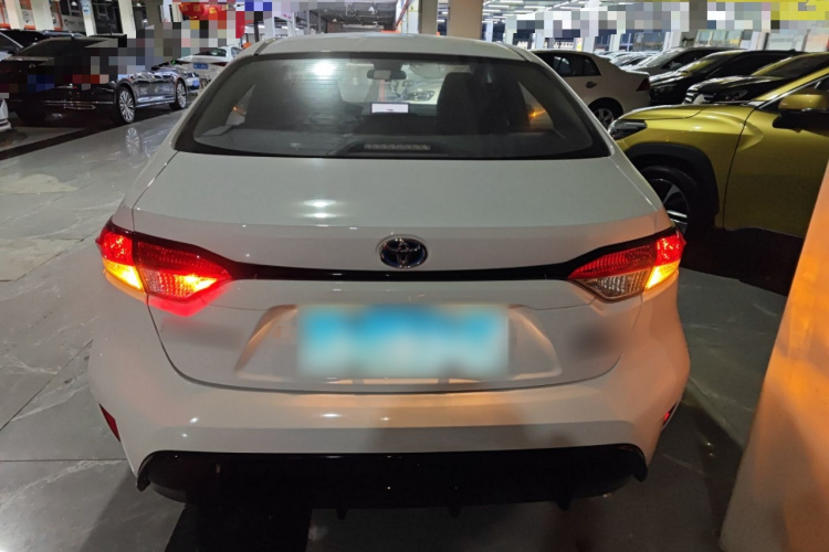 丰田 雷凌 2023款 智能电混双擎 1.8L 运动版车身外观6