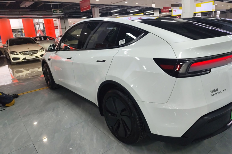 特斯拉 Model Y 2025款 长续航全轮驱动 首发版车身外观4