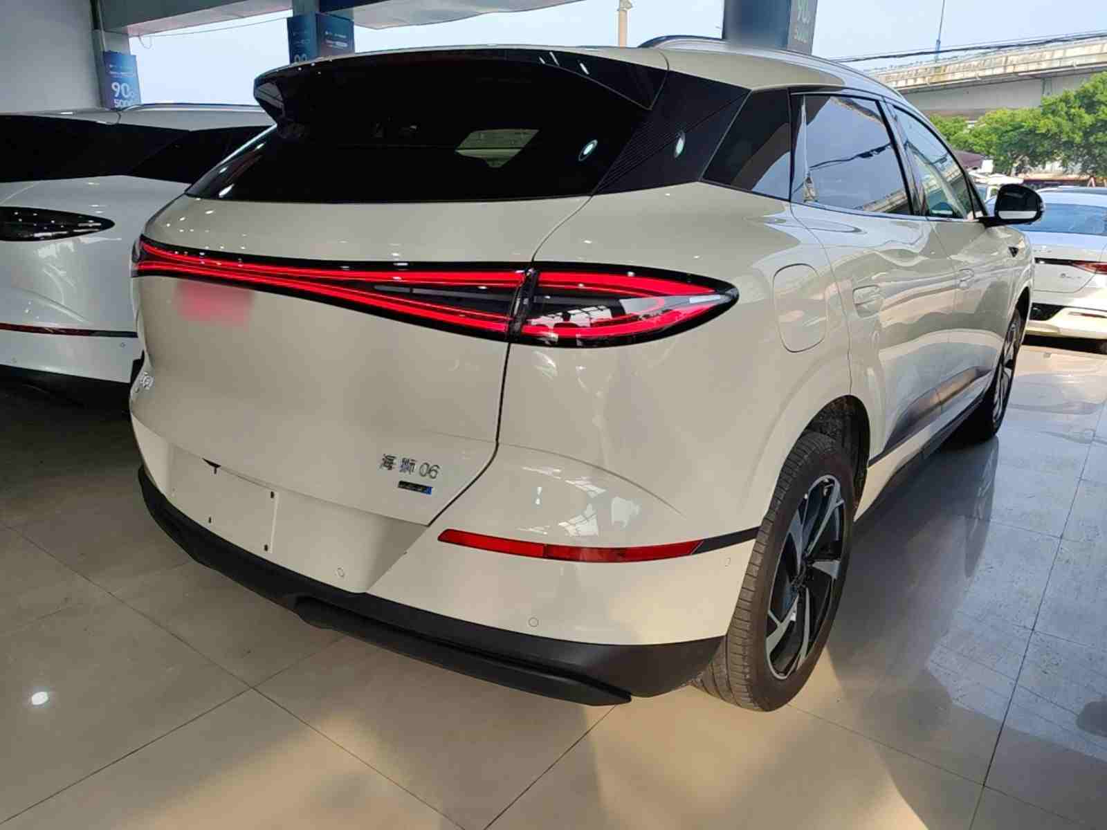 车辆右后45度角实拍，展示车尾设计