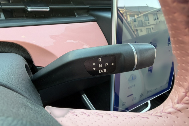 哪吒汽车 哪吒V 2022款 潮 400 Lite 粉色定制款局部细节18