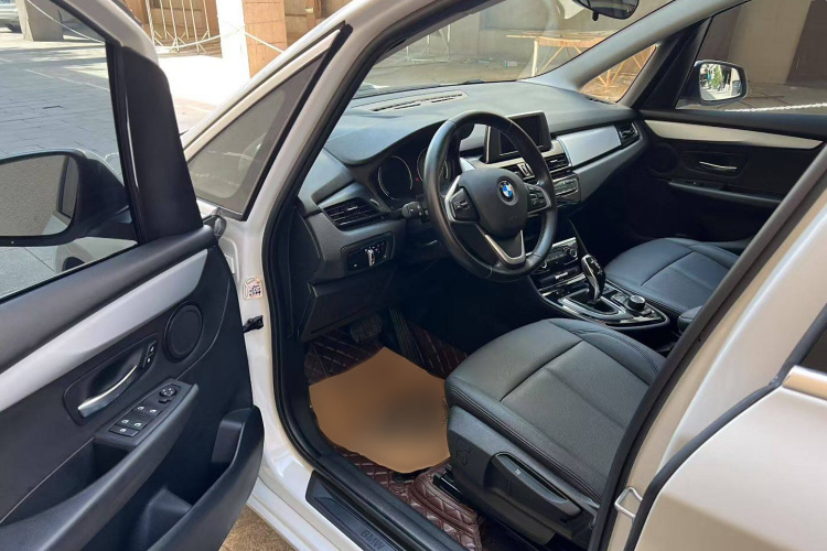 宝马2系多功能旅行车 2019款 220i 领先型中控内饰7002