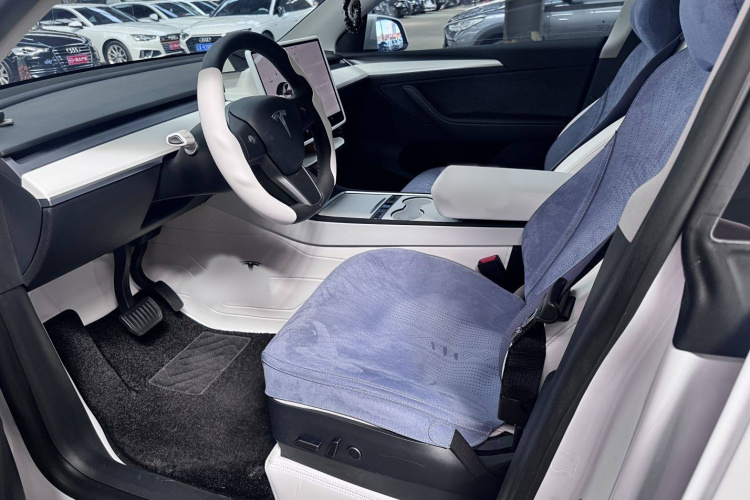 特斯拉 Model Y 2021款 长续航全轮驱动版中控内饰7003