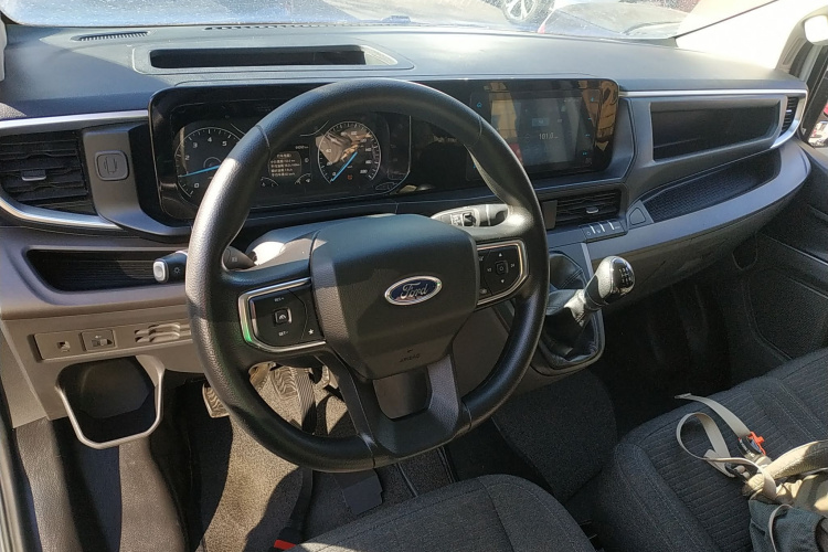 福特 全顺 2023款 2.0T汽油手动多功能商用车短轴低顶5/6座中控内饰12