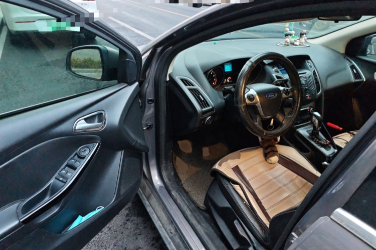 福特 福克斯 2012款 三厢 1.6L 自动风尚型中控内饰20