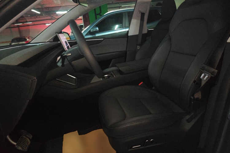 特斯拉 Model Y 2025款 后轮驱动版中控内饰19