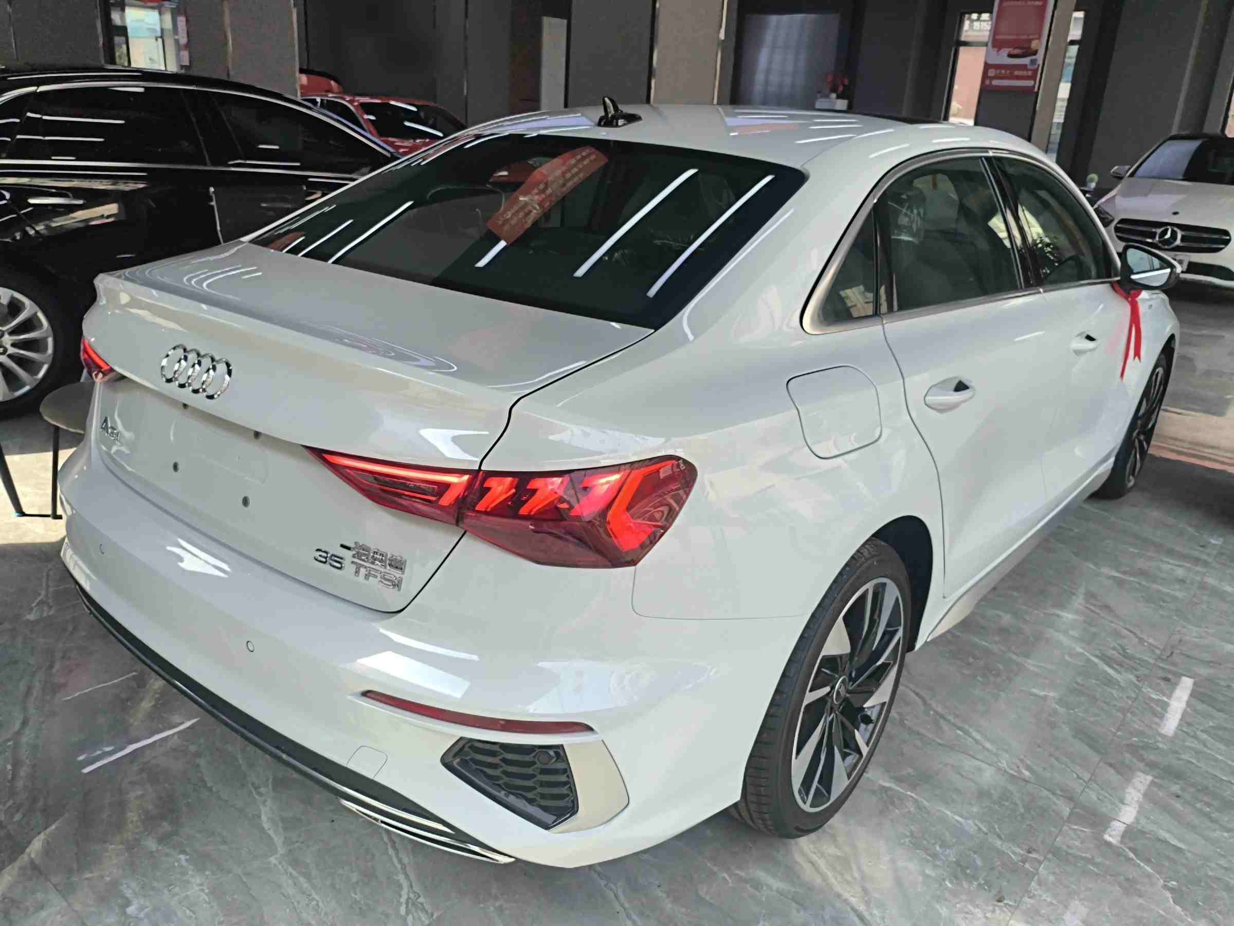 车辆右后45度外观展示