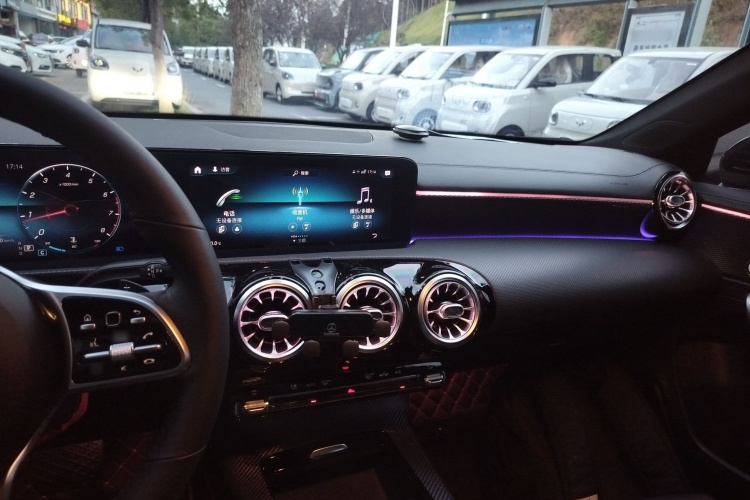 奔驰A级 2021款 A 200 L 运动轿车动感型中控内饰12
