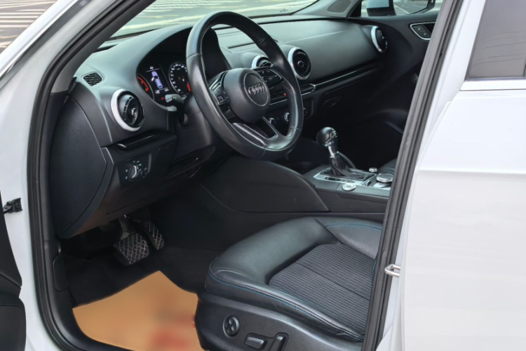 奥迪A3 2019款 Sportback 35 TFSI 时尚型 国V中控内饰7003