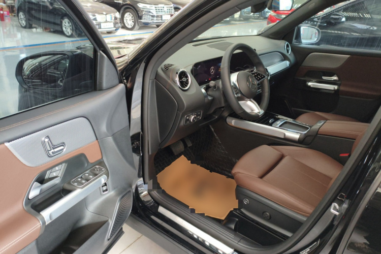 奔驰GLB 2024款 GLB 200 动感型中控内饰20