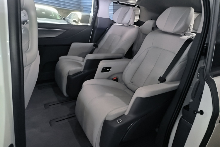 别克GL8 2025款 陆尊 尊享版中控内饰7004