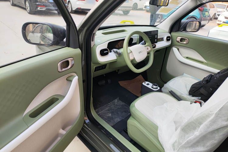 吉利银河 2025款 210km 熊猫骑士中控内饰20