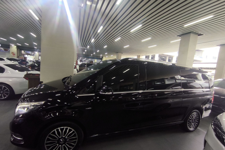 奔驰V级 2017款 V 260 L 尊贵加长版车身外观4