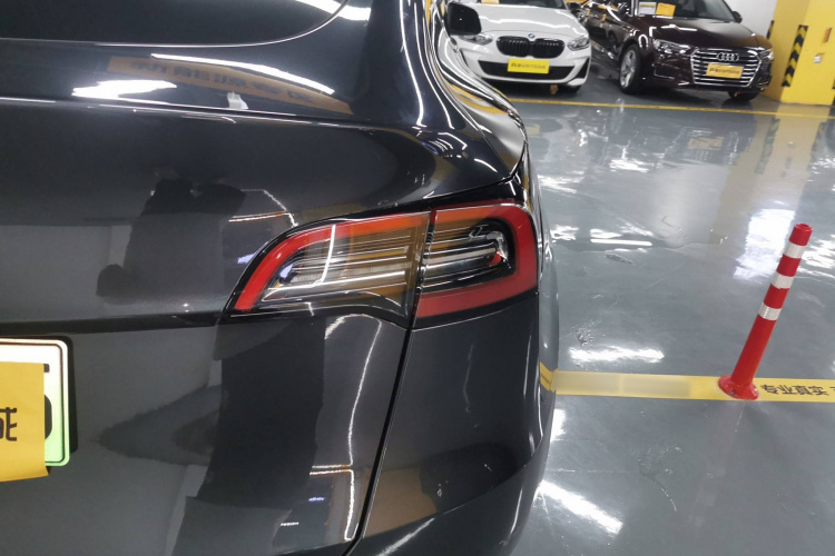 特斯拉 Model Y 2024款 长续航全轮驱动版车身外观9