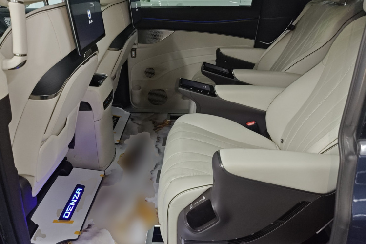 腾势D9 2024款 DM-i 980 四驱旗舰型中控内饰7004