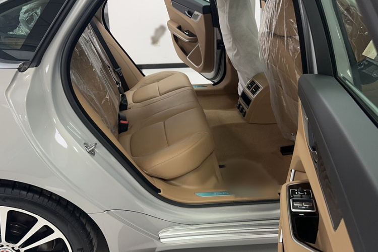 捷豹XFL 2025款 2.0T P250 两驱尊享豪华版中控内饰7005