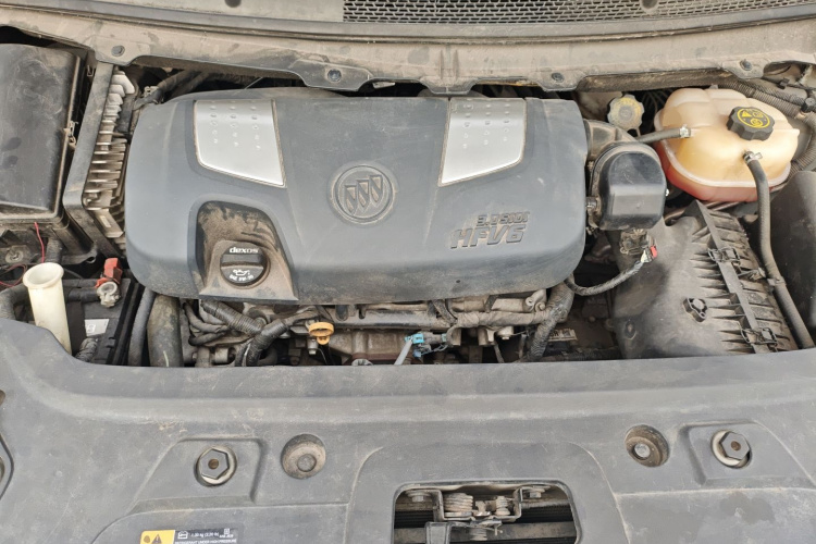 别克GL8 2014款 3.0L GT豪华商务豪雅版机舱底盘24