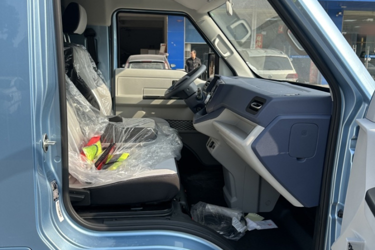 SRM鑫源新能源E3L 2025款 宁德53.58Kwh 365KM 实用型客车中控内饰7003