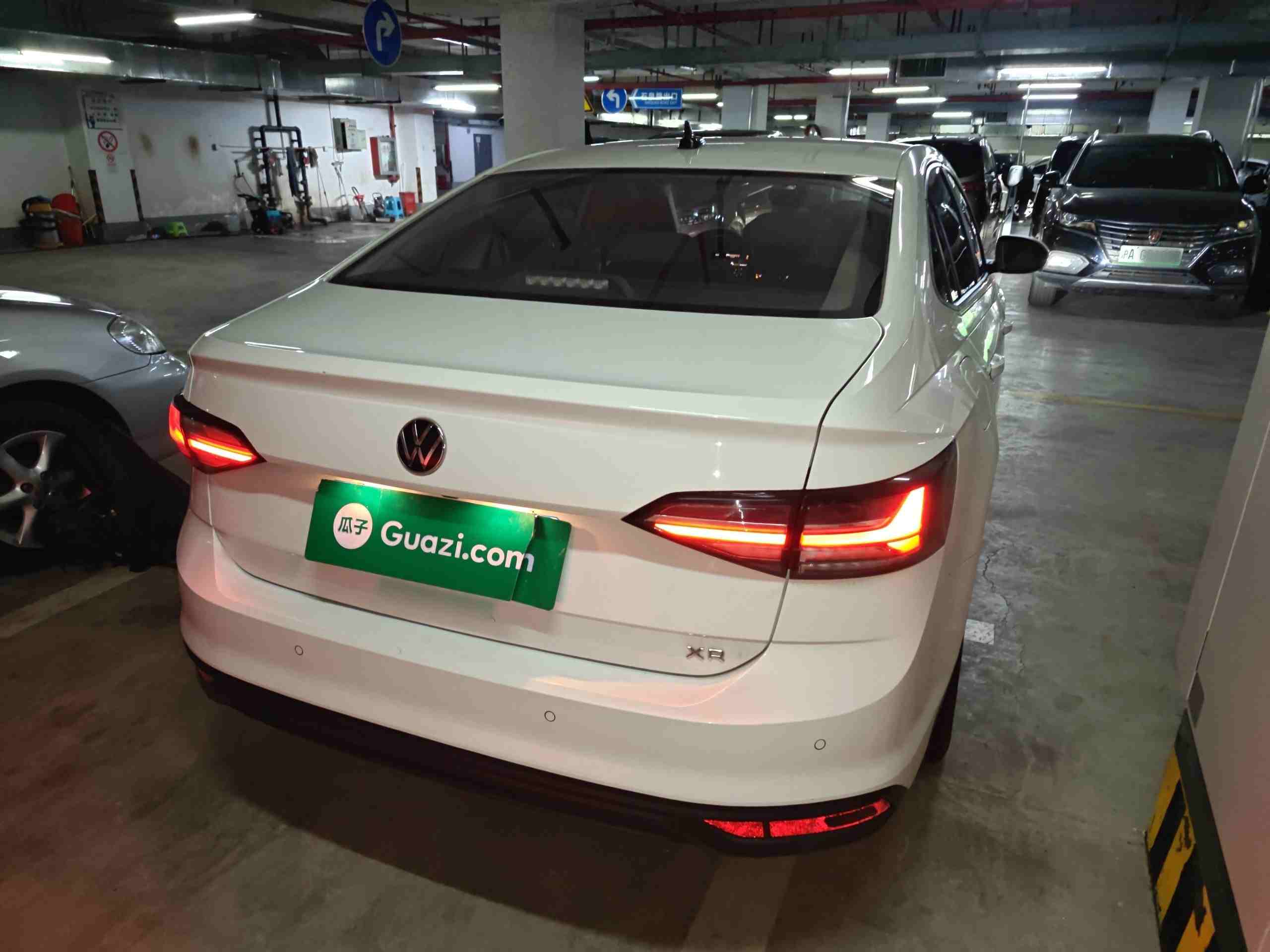 车辆右后45度外观展示