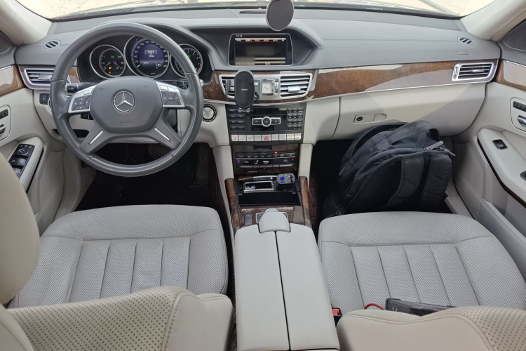 奔驰E级 2014款 E 300 L中控内饰12