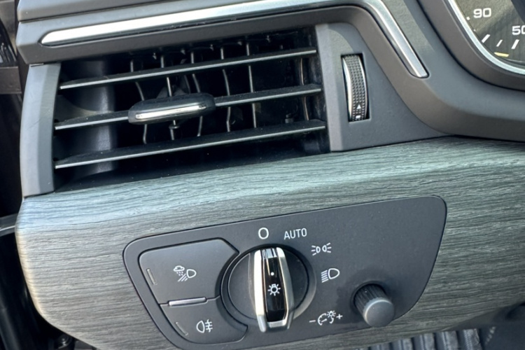 奥迪A4L 2017款 45 TFSI quattro 风尚型中控内饰7006