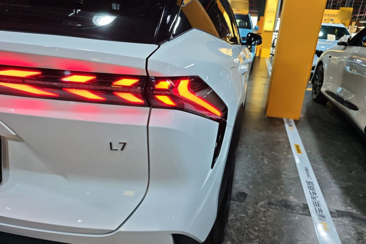 吉利银河 银河L7 2023款 1.5T 115km 星舰车身外观6006