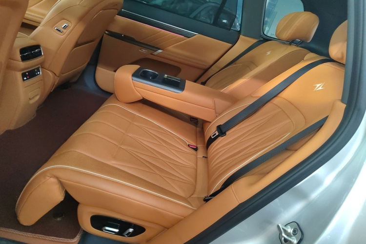 东风奕派 eπ008 2025款 210Ultra增程版 5座中控内饰7002