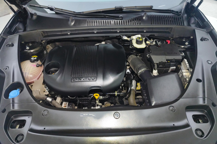 领克03 2023款 1.5TD DCT劲Plus机舱底盘24