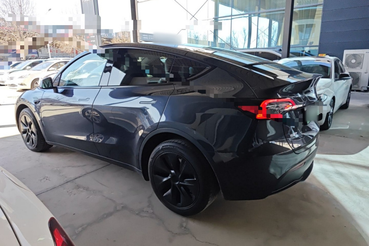 特斯拉 Model Y 2024款 长续航全轮驱动版车身外观4