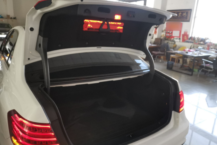 奔驰E级 2015款 改款 E 260 L 运动型机舱底盘23