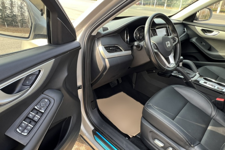 众泰SR7 2016款 1.5T CVT魔方之心版 国IV中控内饰7006