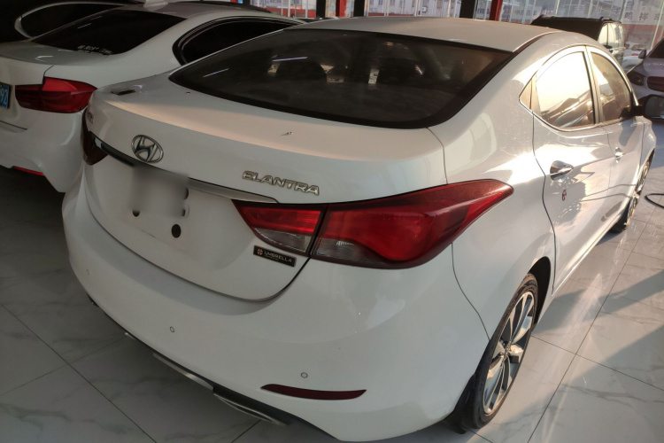 现代 朗动 2016款 1.6L 自动尊贵型车身外观7