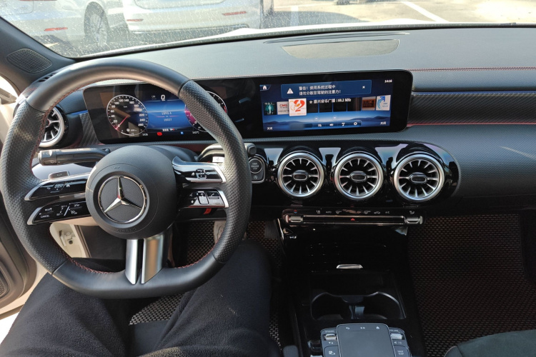 奔驰A级 2023款 A 200 L 时尚型中控内饰12