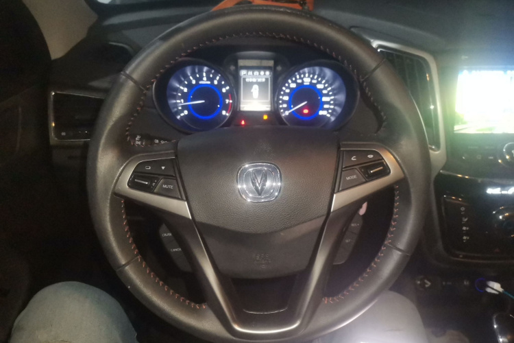 长安CS35 2017款 1.6L 自动豪华型中控内饰13