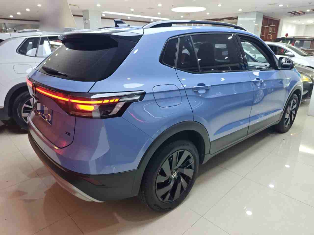 车辆右后45度外观展示