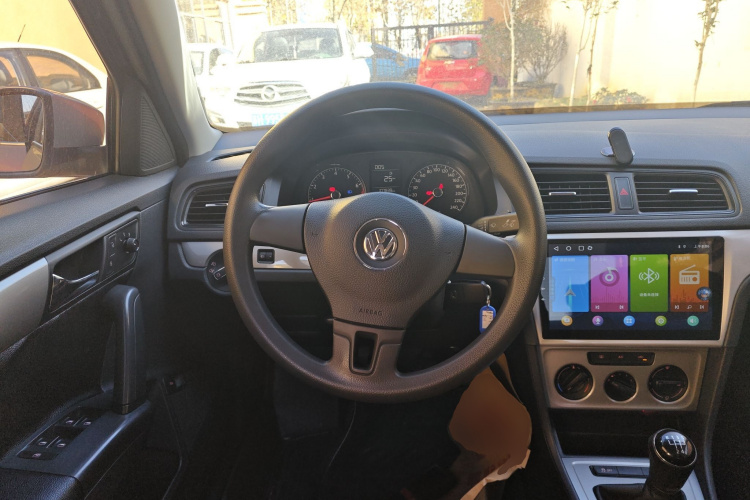 大众 朗逸 2013款 改款经典 1.6L 手动风尚版中控内饰13