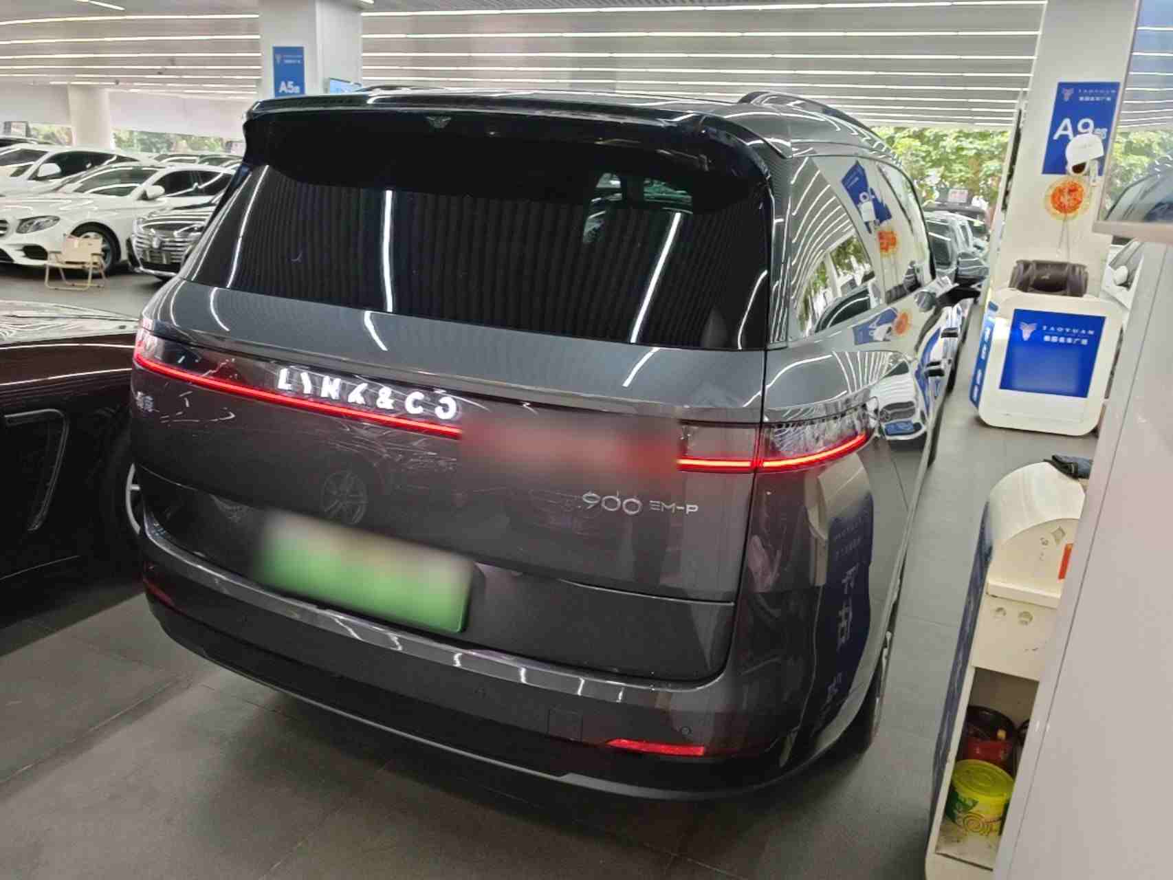 车辆右后45度角外观
