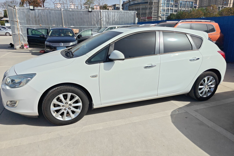 别克 英朗 2014款 XT 1.6L 自动时尚版车身外观4