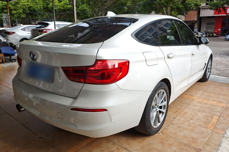 宝马3系GT 2017款 320i 时尚型车身外观7