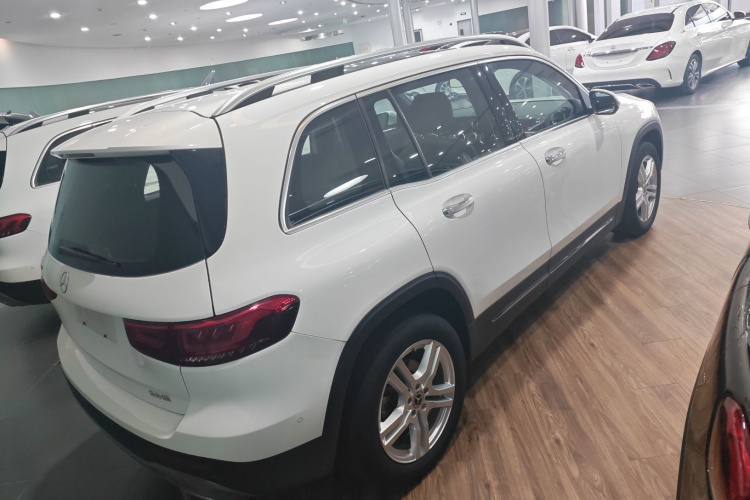 奔驰GLB 2023款 GLB 220 动感型车身外观7