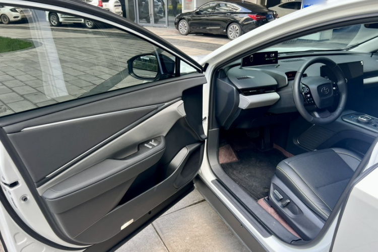 丰田bZ5 2025款 550 PRO智行版中控内饰7005