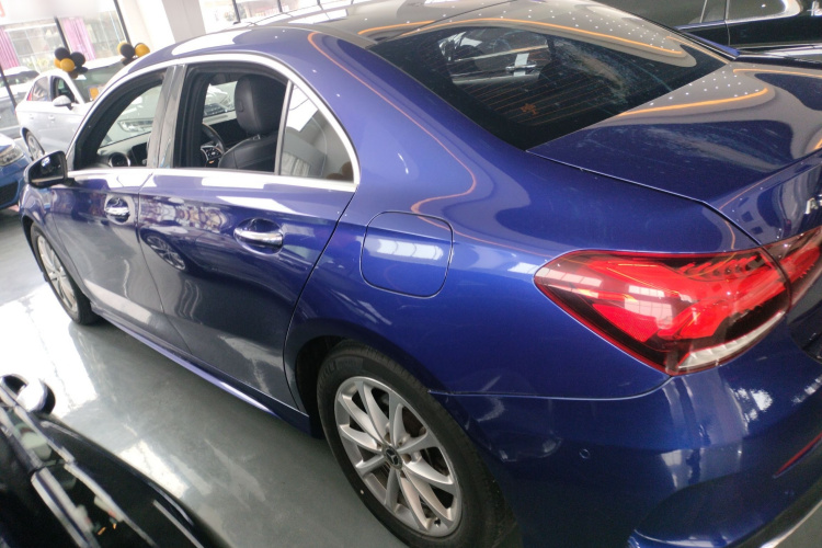 奔驰A级 2020款 改款 A 200 L 运动轿车动感型车身外观4