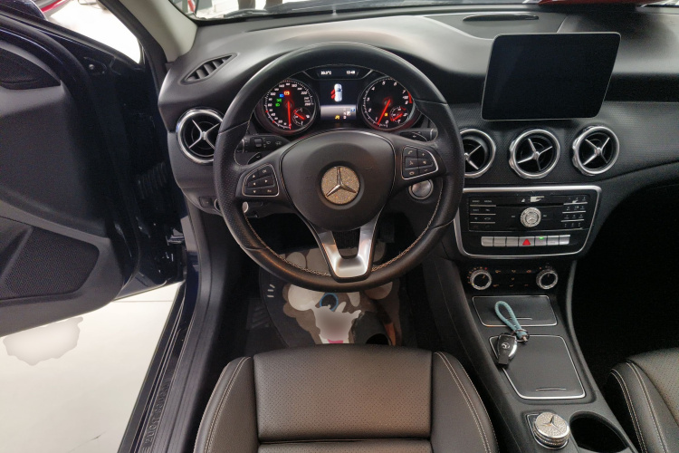 奔驰GLA 2018款 GLA 200 动感型中控内饰13