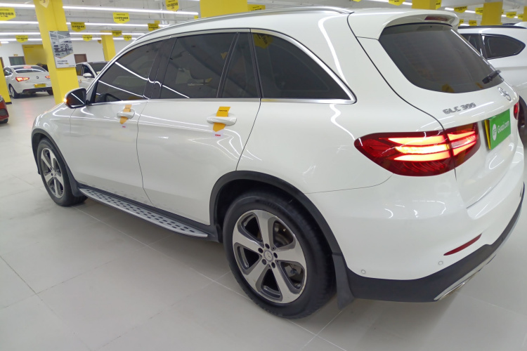 奔驰GLC 2017款 GLC 300 4MATIC 动感型车身外观4