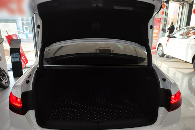 奥迪A4L 2024款 40 TFSI 豪华动感型机舱底盘23