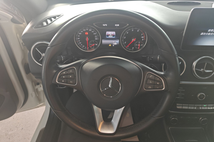 奔驰A级(进口) 2018款 A 200 动感型中控内饰13