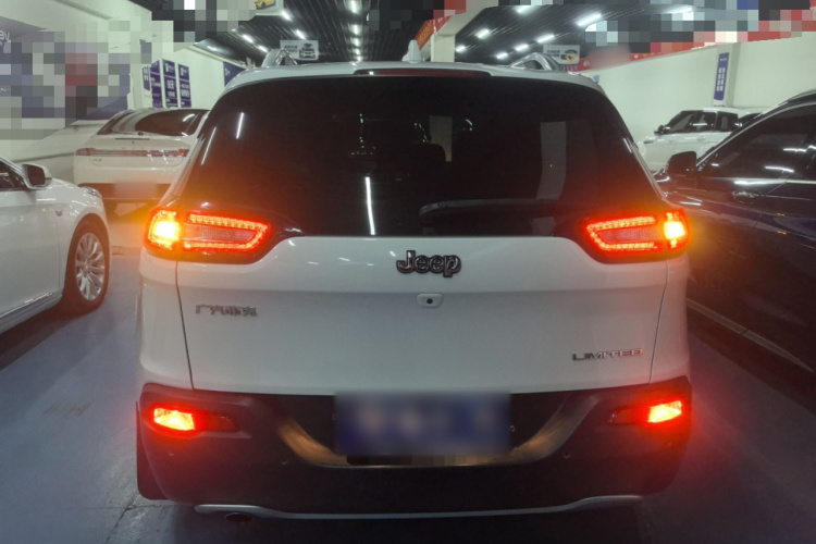 Jeep 自由光 2017款 2.0L 优越版车身外观6