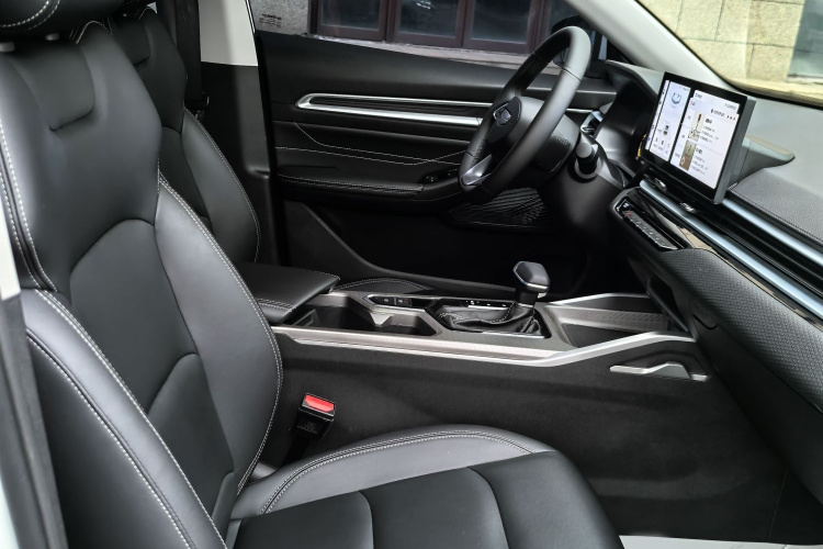 吉利汽车 帝豪 2025款 第4代 1.5L CVT龙腾版中控内饰7001