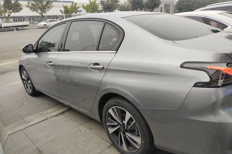 标致408 2022款 1.6T 追光版车身外观4