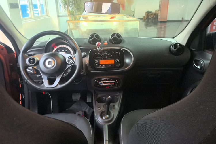 smart forfour 2018款 1.0L 52千瓦激情版中控内饰7002