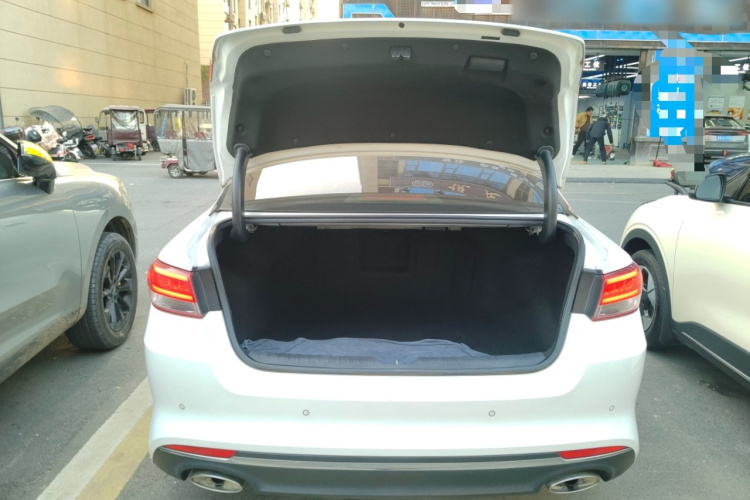 起亚K5 2017款 2.0L 自动15周年特别版LUX机舱底盘23